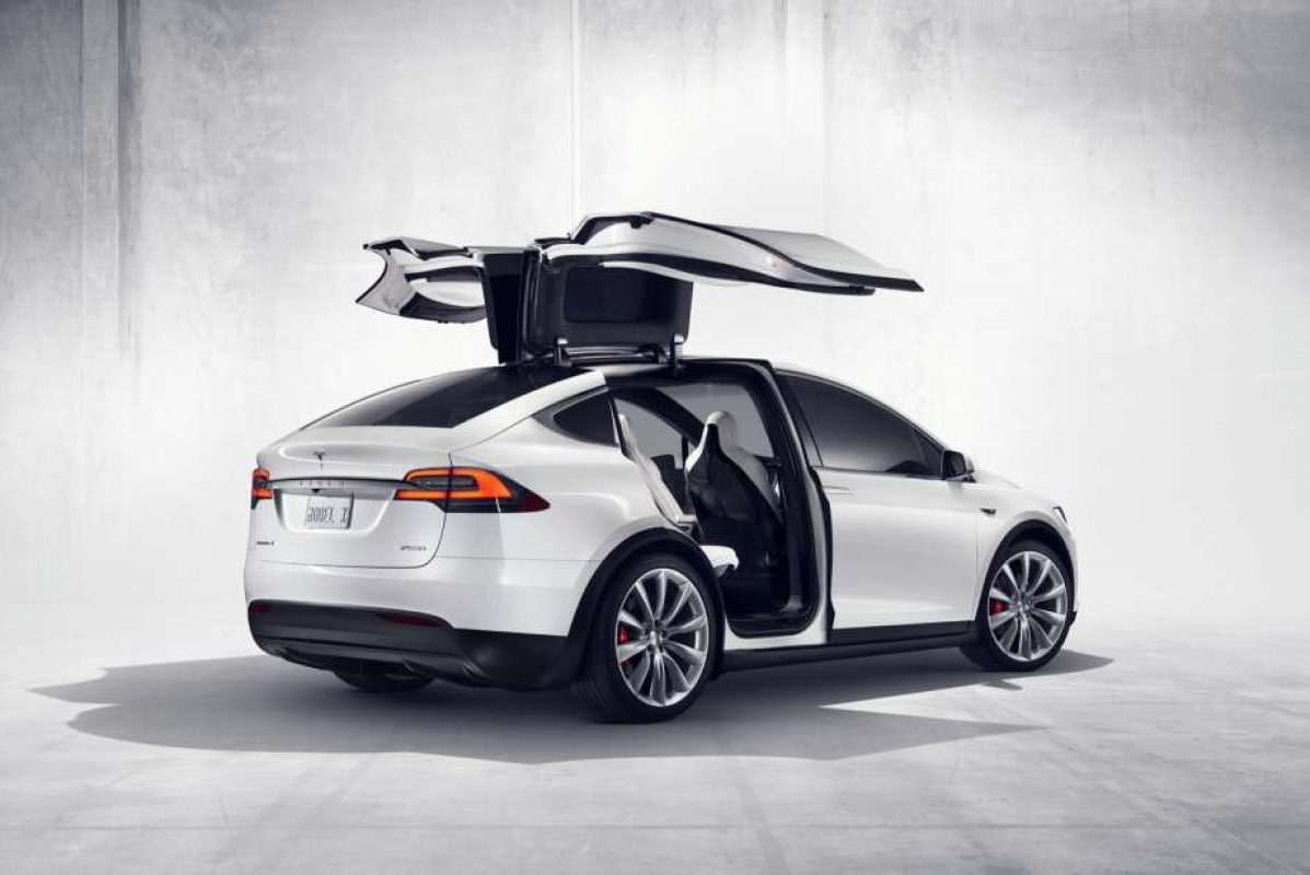 Membandingkan fitur dan spesifikasi dari Tesla Model X Dual Motor dan BYD Tang